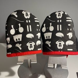 2 Mini Kitchen Mitts w/ Mickey Mouse Print
Perfect for kids!